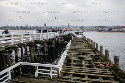 Sopot. Molo. Niedzielni spacerowicze, ktorych nie odstrasza...