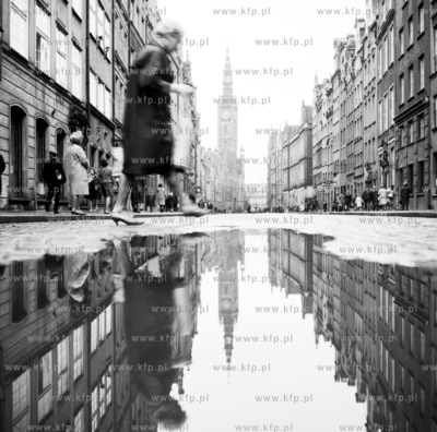 Ulica Dluga w Gdansku po deszczu. (003044) 1965 Fot....