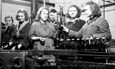 Kobiety przy tasmie produkcujnej napojow.1949 zkosycarz...
