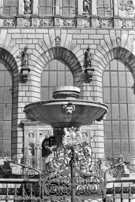 Dlugi Targ w Gdansku - nz misa fontanny Neptuna. Postac...