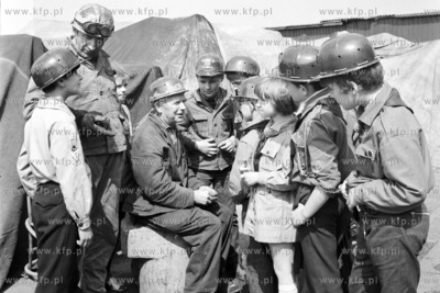 Harcerze z wizyta w stoczni im. Komuny Paryskiej w...