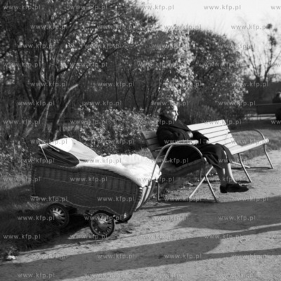 Wiosenny odpoczynek na lawce w parku. 
1959
00001086z
Fot....