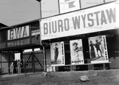 Reklamy kabaretu TO-TU rozwieszone na elewacji BWA...