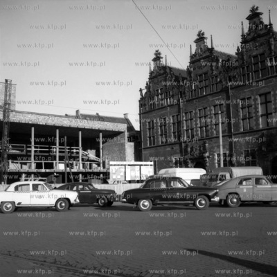 Postój taksówek przed budowanym Teatrze Wybrzeże...