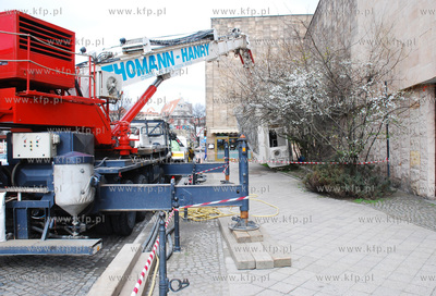 Czyszczenie scian Teatru Wybrzeze przy uzyciu specjalistycznego...