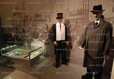 Ekspozycja stala w salach Muzeum Miasta Gdyni Nz. Figury...