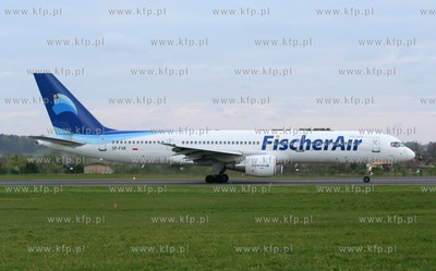 Gdansk, Rebiechowo. Nz. Boeing 757-23A linii Prima...