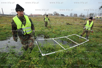 Saperzy z firmy EXPLOSIVE przeczesuja tereny pod budowe...