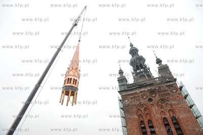 Kosciol sw. Katarzyny, Gdansk. Instalacja sygnaturki...