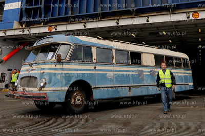 Gdynia. Do nabrzeza w Baltyckim Terminalu Kontenerowym...