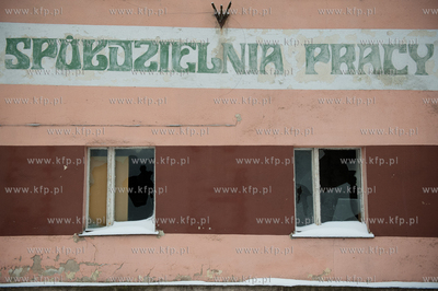 Miastko. Opustoszaly, zdewastowany budynek nieistniejacej...