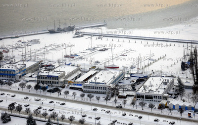 Zimowa panorama Gdyni z apartamentowca Sea Towers....
