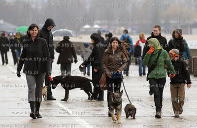 Pierwszy dzien kalendarzowej wiosny w Gdyni. Nz. Spacerowicze...