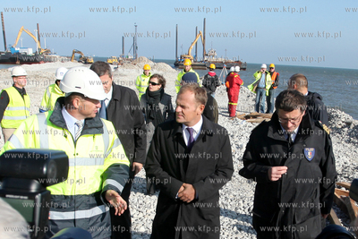Premier Donald Tusk z wizyta na budowie gazoportu w...