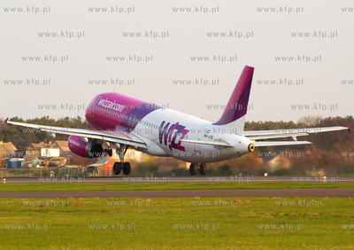 Gdansk, Rebiechowo NZ. Airbus 320 linii Wizzair.
21.04.2011
fot....