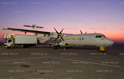 Nocne obrazki z plyty gdanskiego lotniska.
24.10.2011
fot....