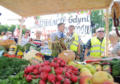 Kupcy z gdyńskiej hali targowej przeszli ulicami Gdyni...