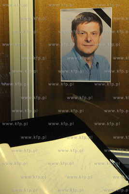 Ksiega kondolencyjna w holu Teatru Muzycznego w Gdyni...