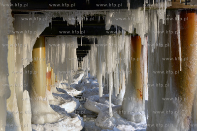 Gdynia Orlowo w zimowej szacie. Oblodzone filary orlowskiego...