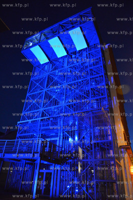 Ogolnoswiatowa akcja Na niebiesko dla autyzmu. Nz podswietlony...