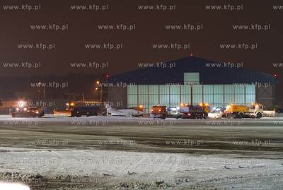 Zima na gdanskim lotnisku. Nz. Pojazdy Akcji Zima....