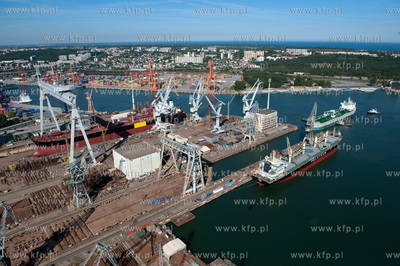 Stocznia Gdynia z lotu ptaka. NZ wprowadzanie statku...