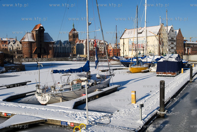 Zima w Gdansku, opustoszala marina jachtowa, w tle...