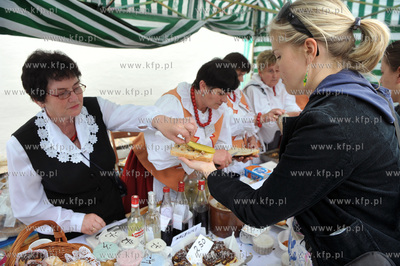 Pomorskie Swieto Produktu Tradycyjnego w Gdansku obok...