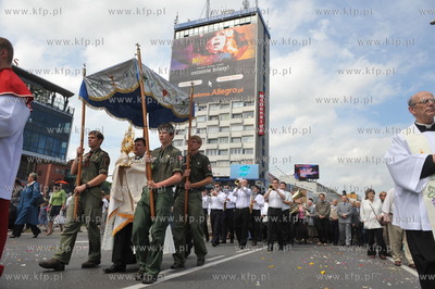 Procesja Bozego Ciala na al. Grunwaldzkiej przed Manhattanem...