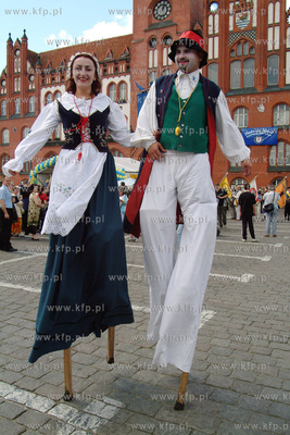 Zjazd Kaszubow w Slupsku. Kaszubska para na szczudlach.
13.07.2003
Fot....