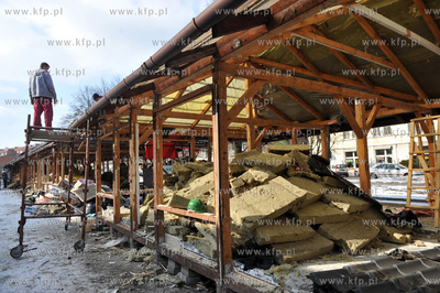 Rozbiorka pawilonow handlowych wzdluz starych murow...