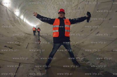 Zakonczona pierwsza nitka tunelu pod Wisla zostala...