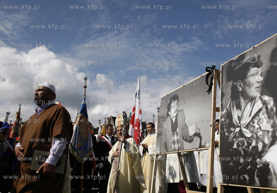 Gdansk. Plac Solidarnosci. Uroczysta msza sw. z okazji...