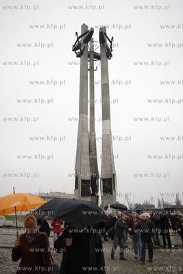 Gdansk. Pomnik Poleglych Stoczniowcow. Stoczniowcy...