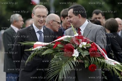Gdansk. Zlozenie kwiatow pod pomnikiem Poleglych Stoczniowcow...