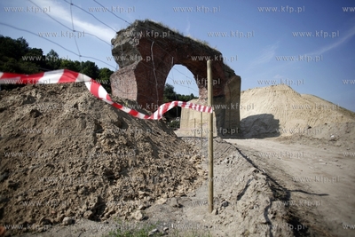 Wyburzanie wiaduktu w Dolnym Migowie pod budowe linii...