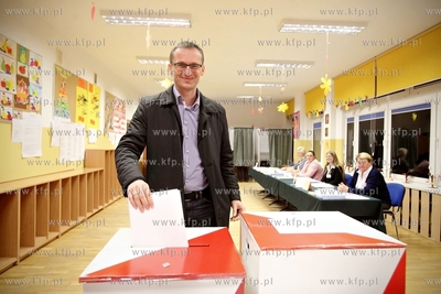 Pruszcz Gdanski.  Wybory samorzadowe. Nz. glosuje burmistrz...