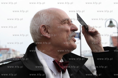 Sopot. Ludzie oglądają zaćmienie słońca. Nz. Janusz...