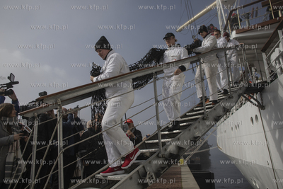 Powrót do portu w Gdyni żaglowca Dar Młodzieży...