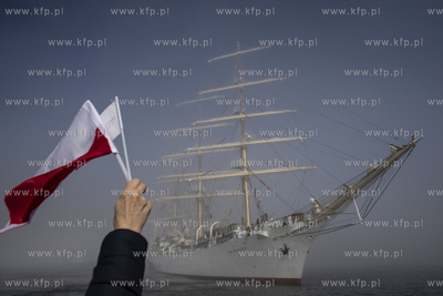 Powrót do portu w Gdyni żaglowca Dar Młodzieży...