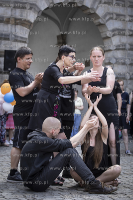 Gdańsk. ul. Długa i Długi Targ. Parada na zakończenie...
