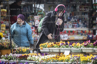 Stoisko z kwiatami na gdańskiej Zaspie.
02.04.2020
fot....