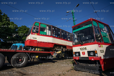 Zajezdnia tramwajowa w Nowym Porcie. Załadunek wycofanych...