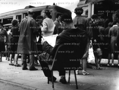 Na przystanku tramwajowym w Gdansku. 1962 (?) Fot....