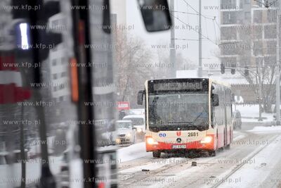 Zima w Gdańsku. Przystanek autobusowo - tramwajowy...