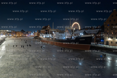 Wieczorne spacery po skutej lodem Motławie w Gdańsku....