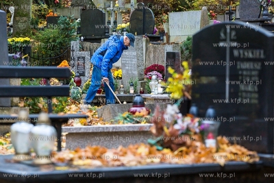 Gdańsk, Cmentarz Srebrzysko. Przygotowania do Święta...