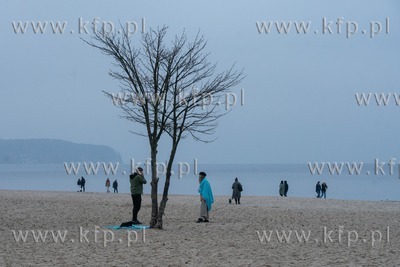 Sopot. Tlumy ludzi spacerują po plaży. 14.11.2020...
