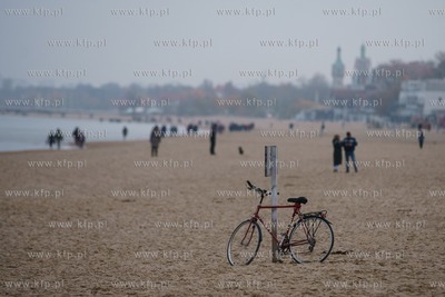 Sopot. Tlumy ludzi spacerują po plaży. 14.11.2020...
