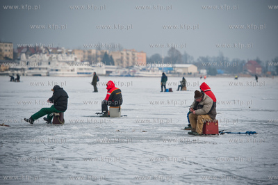 Gdansk. Martwa Wisla. Niskie temperatury utworzyly...